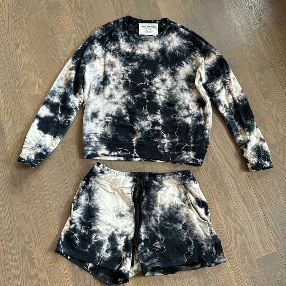Softwear Cloudweave sweatshirt and shorts set. Tie day midnight blue